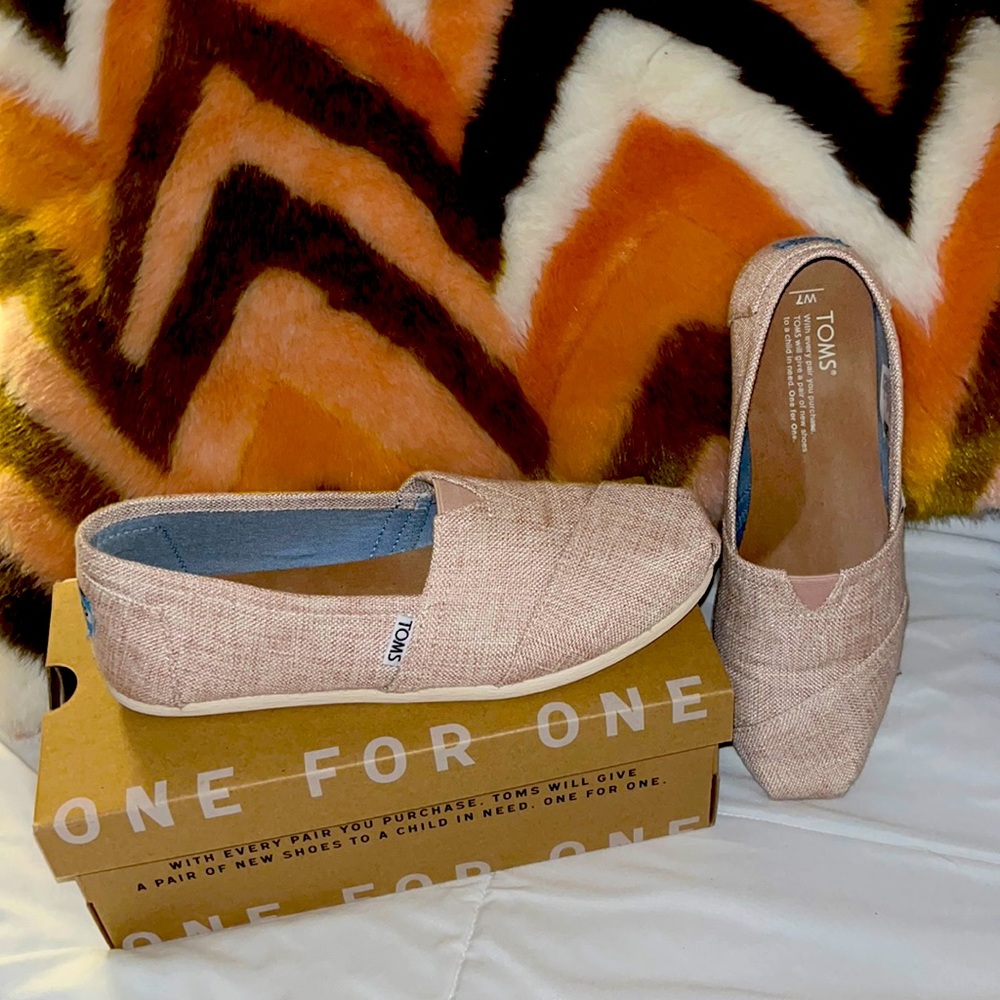 New in box blush pink linen toms